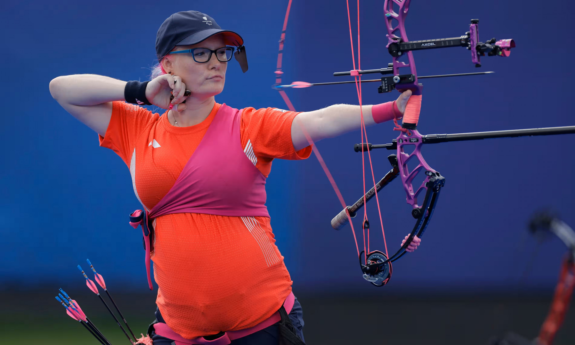 Jodie Grinham tham gia nội dung bắn cung cá nhân nữ tại Paralympic Paris 2024 khi đang mang thai bảy tháng. Ảnh: Tom Jenkins/The Observer