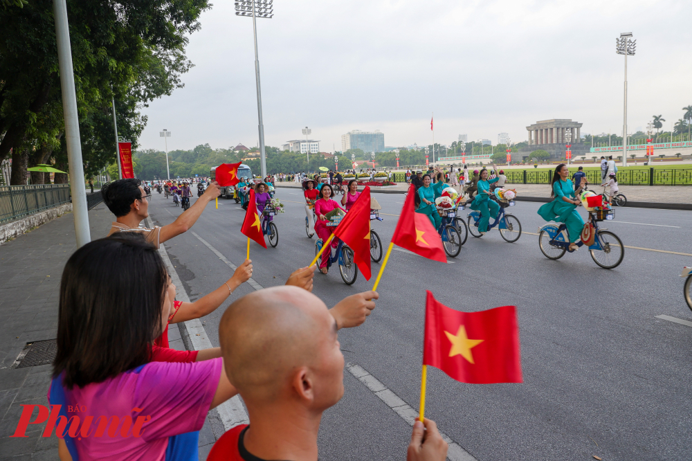 Đoàn đạp xe qua lăng Bác được người đi đường vẫy chào, đón mừng.