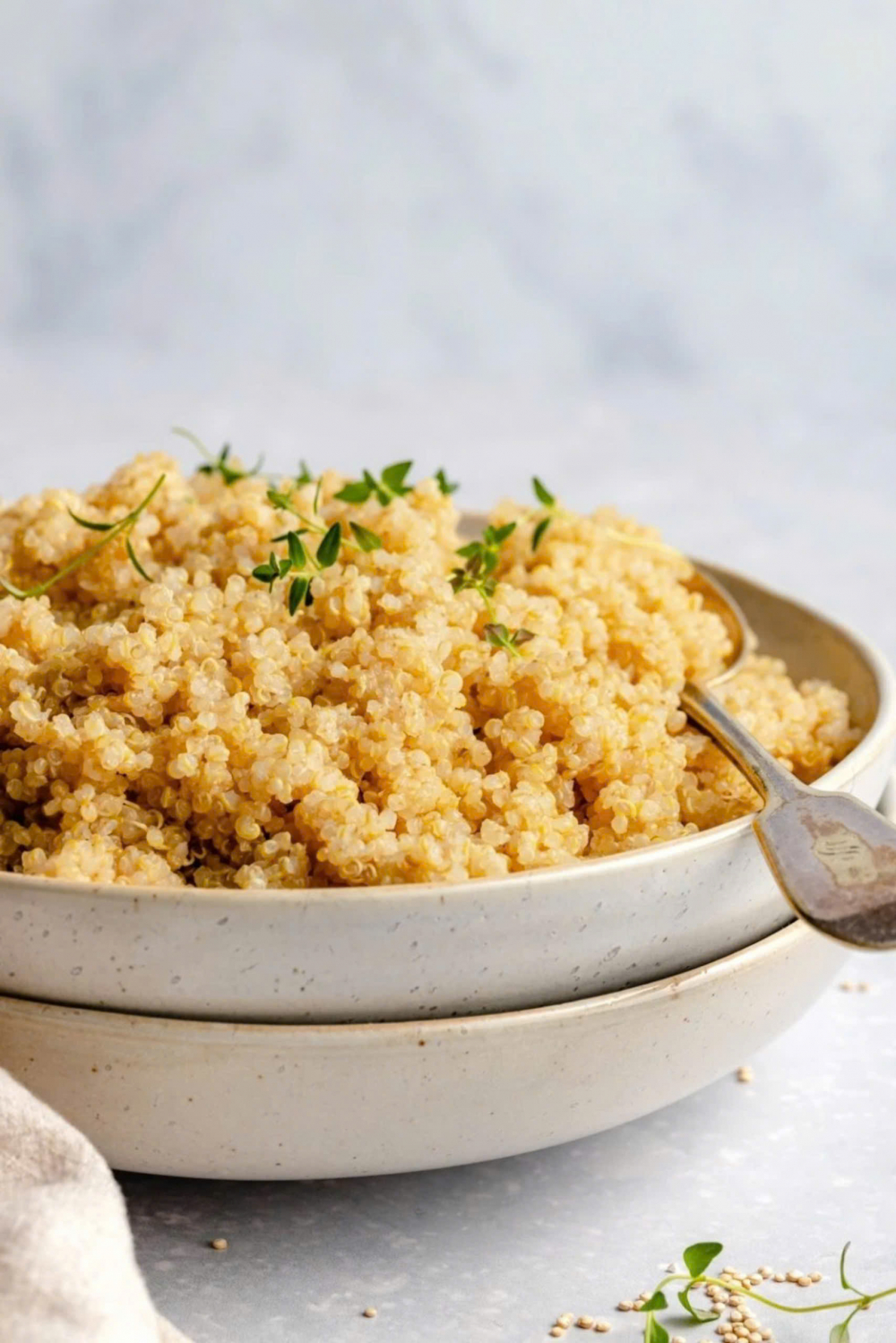 Diêm mạch (quinoa) là ngũ cốc nguyên hạt không chứa gluten với hàm lượng đạm và chất xơ tốt. Theo Bộ Nông nghiệp Hoa Kỳ (United States Department of Agriculture), 100g quinoa nấu chín cung cấp 4,4g protein, 2,8g chất xơ và 120 kcal. Khác với nhiều loại đạm thực vật khác, diêm mạch là protein hoàn chỉnh có chứa 9 loại axit amin thiết yếu mà cơ thể không thể tự tạo ra. Bên cạnh đó, quinoa cũng giàu các chất dinh dưỡng khác như kali, sắt và đặc biệt là magie. Đây là một khoáng chất thiết yếu tham gia vào quá trình điều hòa lượng đường trong máu, duy trì huyết áp và tổng hợp DNA.