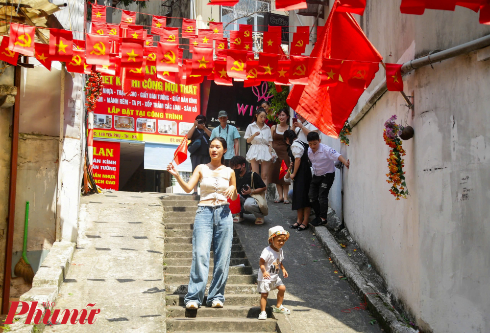 Tại ngõ 150 Yên Phụ (Tây Hồ, Hà Nội), con ngõ nhỏ treo hàng trăm lá cờ Tổ quốc đã tạo nên cơn sốt từ đợt nghỉ lễ 2/9/2023.