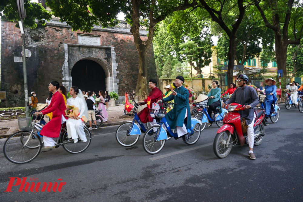 Đường Phan Đình Phùng lãng mạn, xanh mát màu cây lá, tô điểm thêm là đoàn xe đạp cùng với tà áo dài cổ phục.