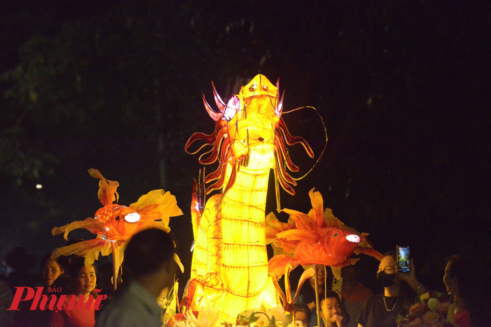 Đèn trung thu khổng lồ với đủ mẫu mã đa dạng từng là 'đặc sản' của Tuyên Quang nhưng nay đã có mặt ở Hà Nội.