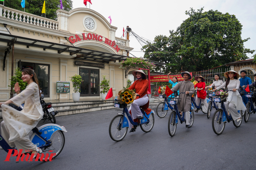 Đoàn đạp xe diễu hành áo ài cổ phục qua ga Long Biên.