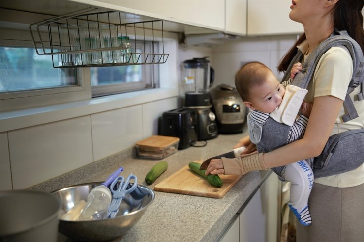 Hàn Quốc thực hiện chính sách thu hút bảo mẫu người nước ngoài làm việc như là một trong những giải pháp khuyến khích các cặp vợ chồng sinh thêm con - Ảnh: Shutterstock