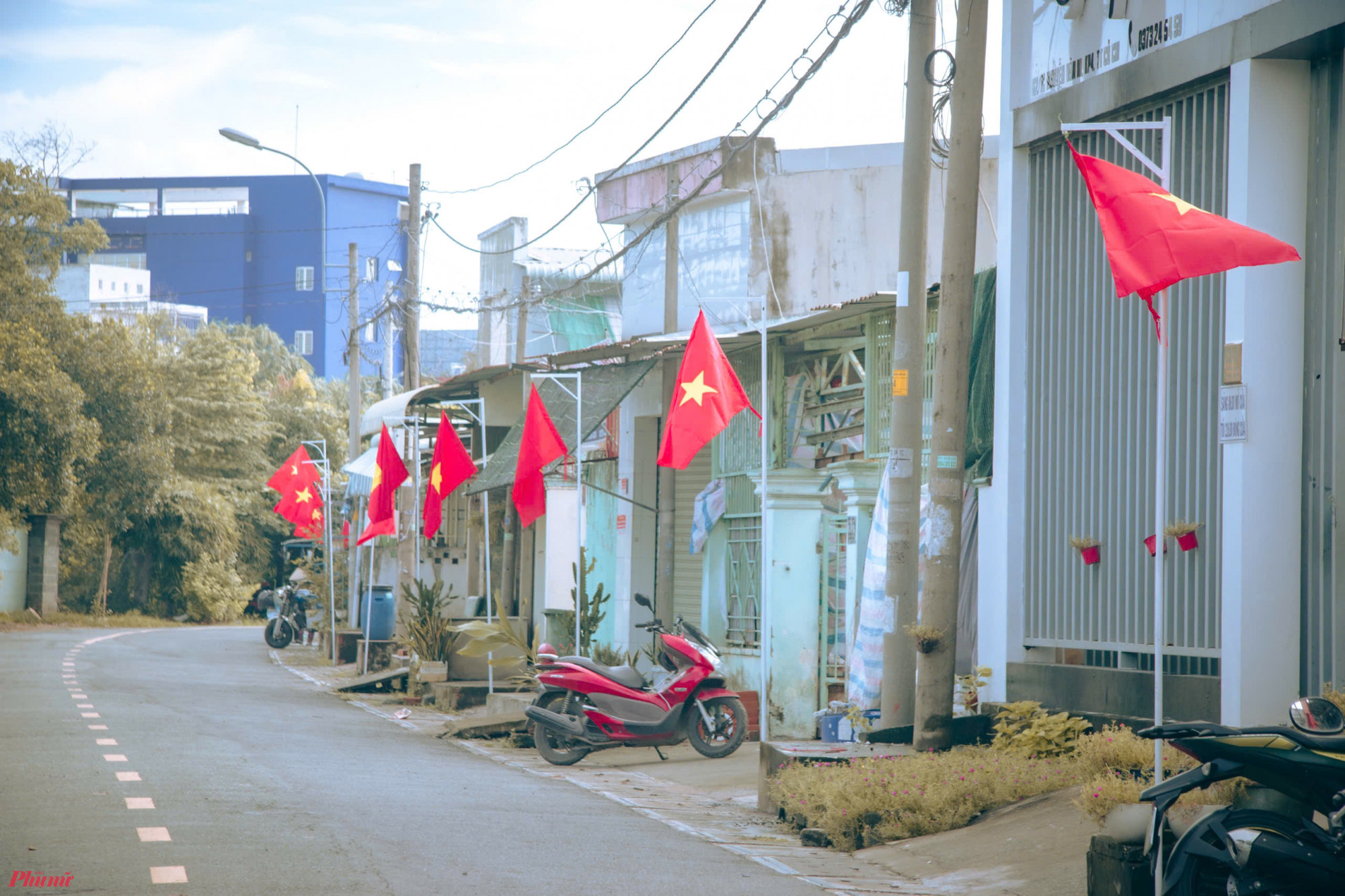 Bên cạnh các tuyến đường hẻm trung tâm thành phố, các tuyến đường hẻm trên địa bàn của các quận huyện ngoại ô thành phố như Huyện Củ Chi, Huyện Bình Chánh cũng rợp bóng cờ. 