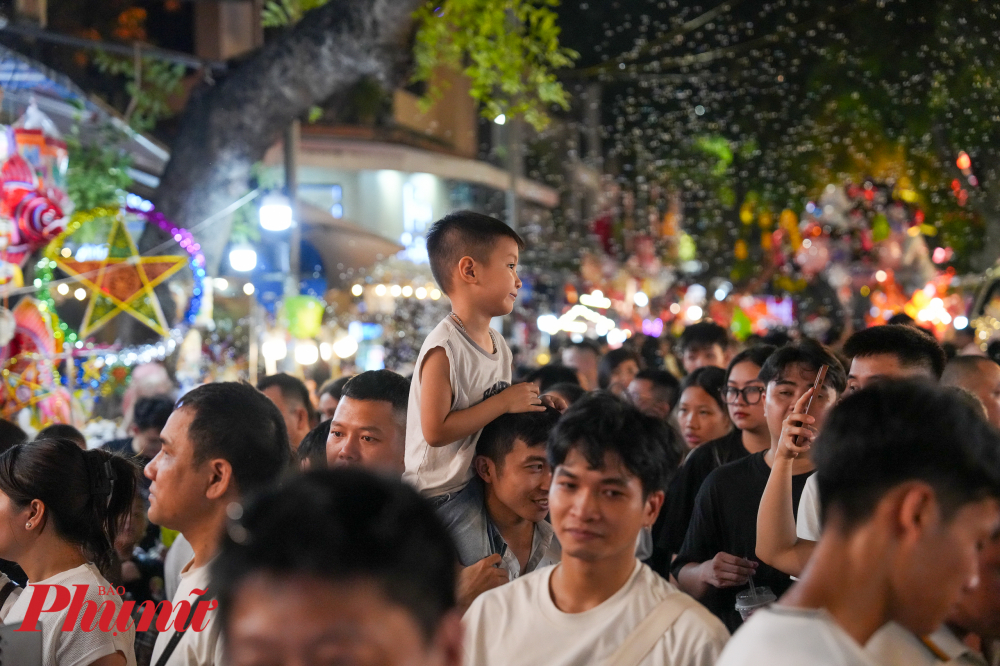 Phố Hàng Mã trong những ngày này đã trở thành một điểm hẹn không thể thiếu của người dân Hà Nội. 