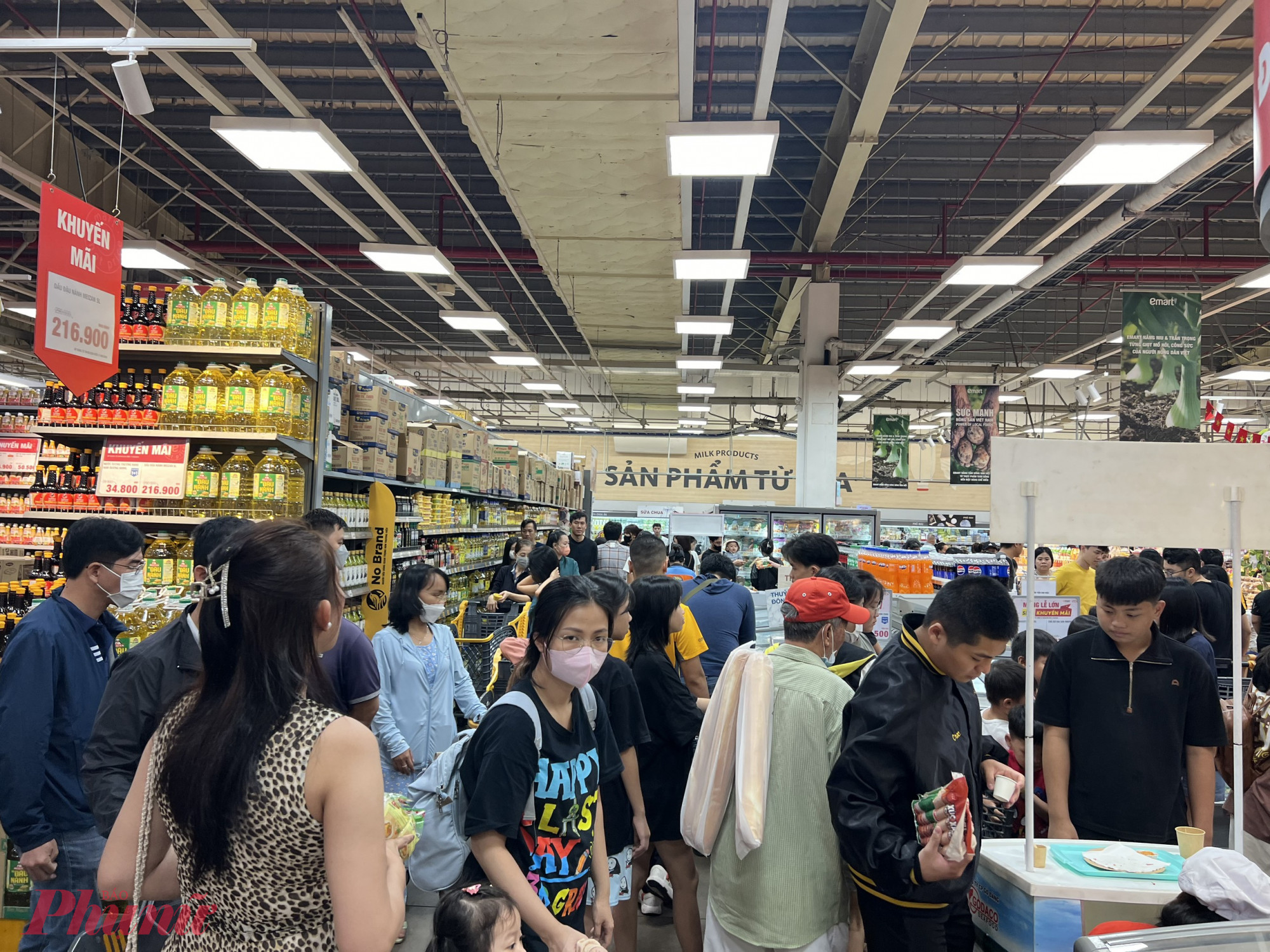 Tại siêu thị Emart Phan Văn Trị (quận Gò Vấp), tất cả các quầy hàng như thực phẩm tươi sống, thực phẩm chế biến, thời trang, hóa mỹ phẩm… người dân đứng chật kín xếp hàng mua sắm.