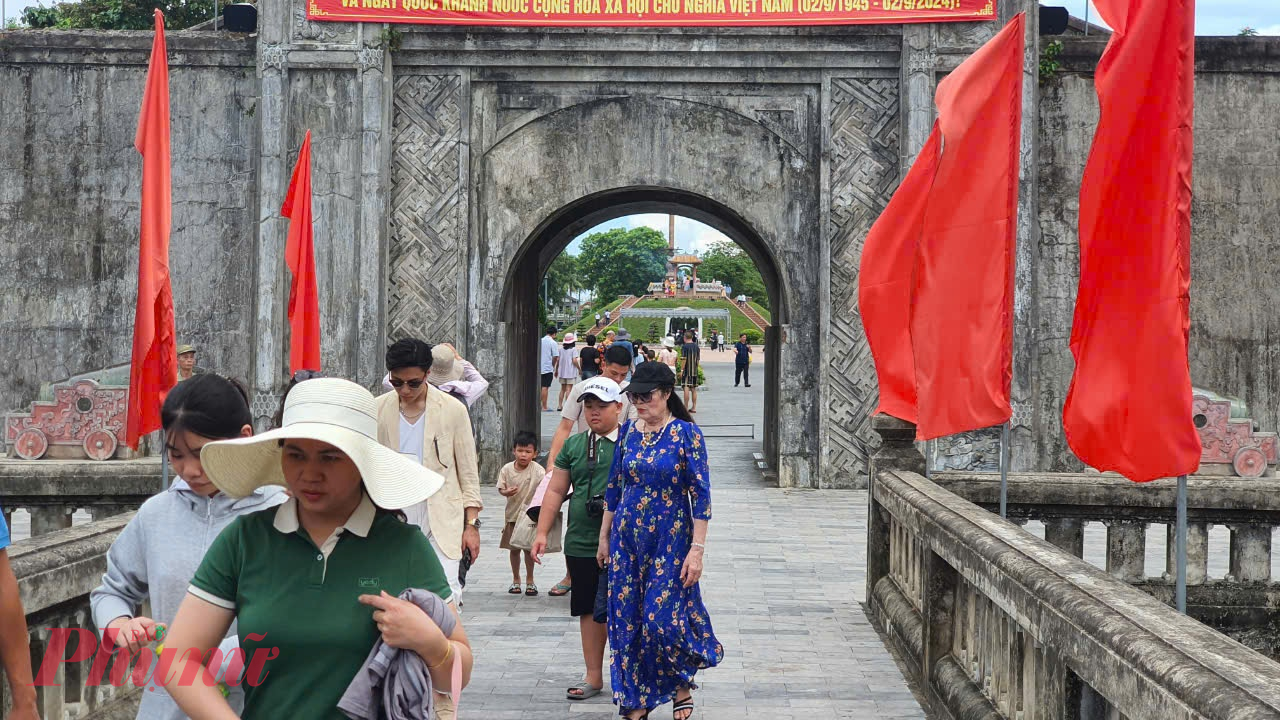 Theo Trung tâm quản lý di tích và bảo tàng tỉnh Quảng Trị thì Thành cổ Quảng Trị được khởi công xây dựng dưới thời Gia Long và hoàn thiện dưới thời Minh Mạng. Qúa trình xây dựng thành kéo dài trong gần 28 năm (1809 -1837). Thành lúc đầu được đắp bằng đất, đến năm 1837 vua Minh Mạng cho xây lại bằng gạch theo kiến trúc vauban, bốn góc nhô hẳn ra ngoài, dùng làm pháo đài canh giữ. Thành có 4 cửa ra vào: Tiền, Hậu, Tả, Hữu xây hình vòm cuốn, phía trên có vọng lâu, cả 4 cửa đều nằm chính giữa 4 mặt thành.