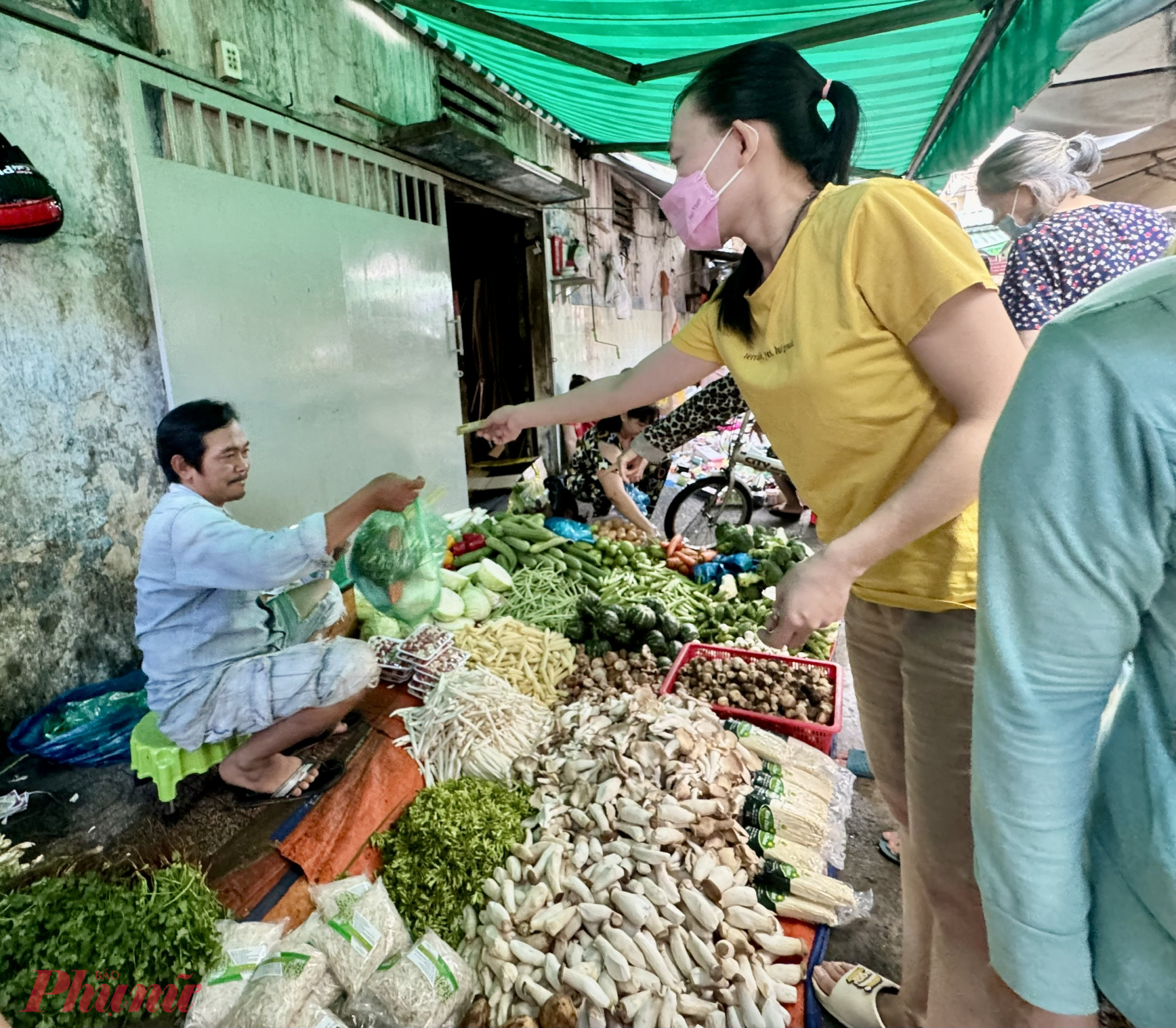 Do ngày lễ rơi vào ngày ăn chay nên giá một số loại nấm cũng tăng. Như nấm rơm tăng 30.000 đồng/kg, có giá 130.000 đồng/kg; nấm bào ngư tăng 20.000 đồng/kg hiện có giá 70.000 đồng/kg