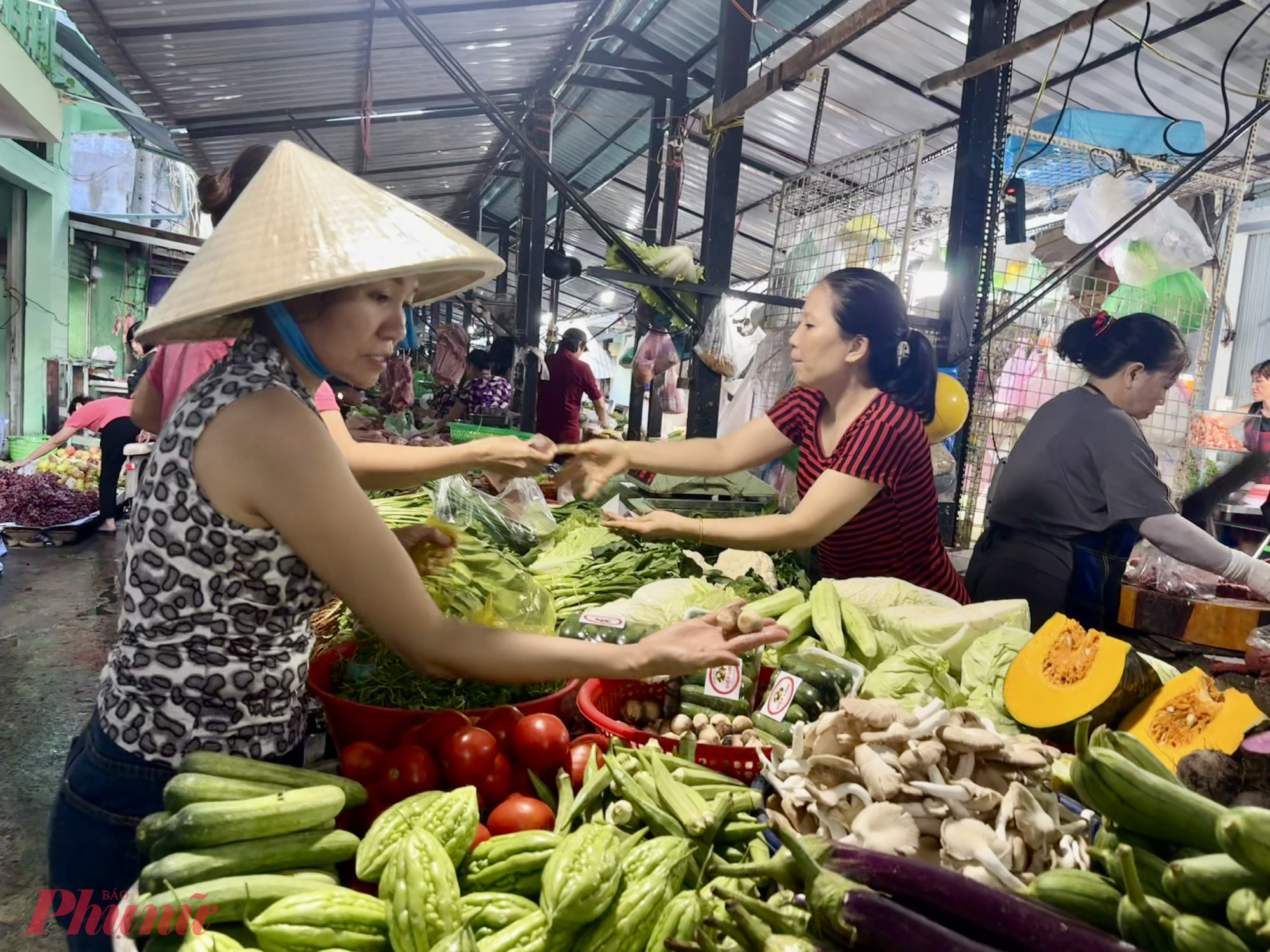 Do ngày lễ rơi vào ngày ăn chay nên giá một số loại nấm cũng tăng. Như nấm rơm tăng 30.000 đồng/kg, có giá 130.000 đồng/kg; nấm bào ngư tăng 20.000 đồng/kg hiện có giá 70.000 đồng/kg