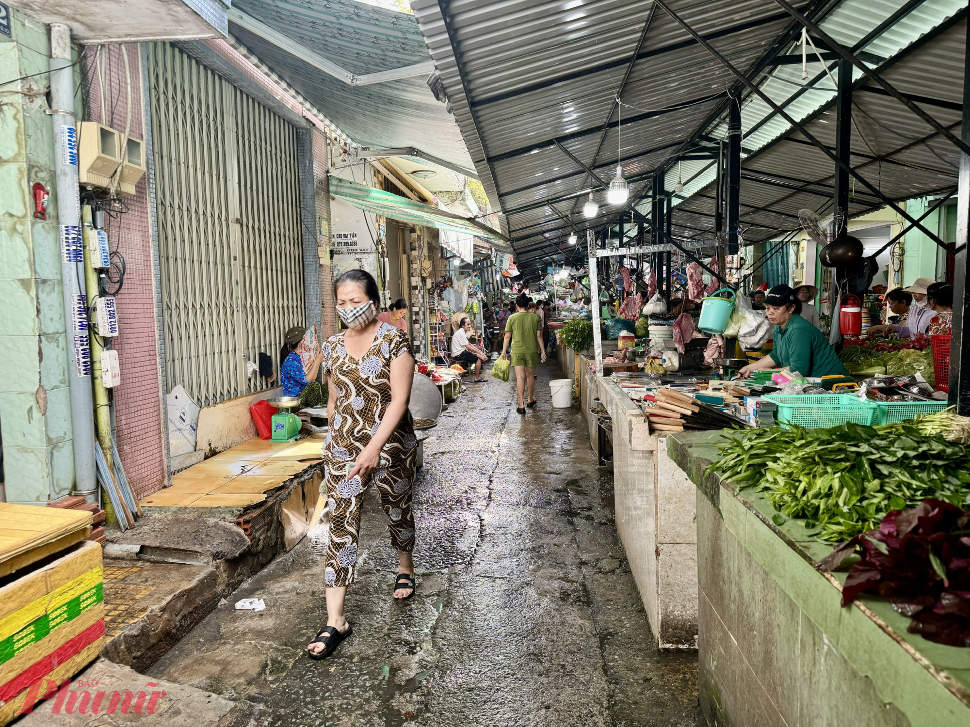 Nhiều chủ sạp kinh doanh thịt, cá đều đóng cửa nghỉ bán hoặc nếu có bán thì lượng thực phẩm tại sạp cũng ít hơn. Nguyên nhân là do dịp lễ 2/9 năm nay rơi vào ngày 30 tháng Bảy Âm lịch, nhiều người chọn ăn chay, đồng thời dự đoán sức mua không cao nên nhiều sạp đóng cửa, tranh thủ nghỉ ngơi.