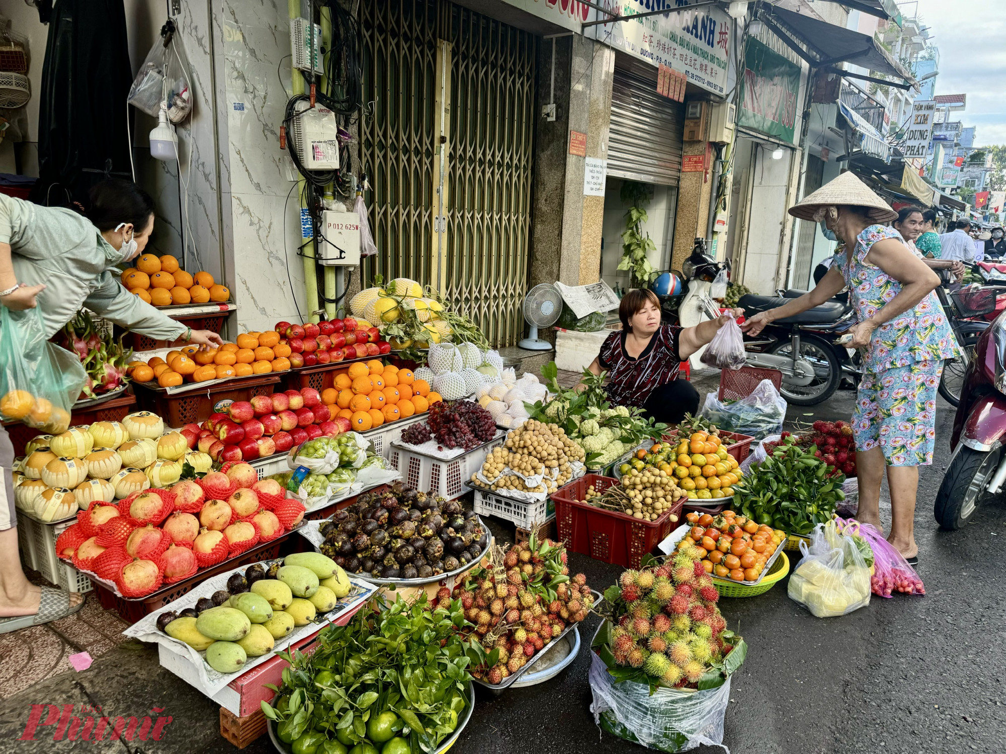 Do rơi vào ngày chay nên số loại trái cây cũng tăng giá. So với ngày hôm qua, chôm chôm thái tăng thêm 10.000 đồng/kg (lên 60.000 đồng/kg), quýt đường tăng 30.000 đồng/kg (lên 60.000 - 70.000 đồng/kg, tuỳ kích cỡ), mãng cầu (na) tăng 20.000 đồng/kg (lên 70.000 - 90.000 đồng/kg, tuỳ kích cỡ)...