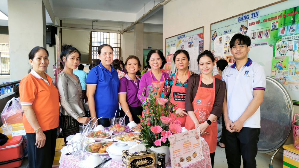 Bà Nguyễn Thị Hằng (thứ ba từ phải sang) cùng các con nuôi là sinh viên Lào tham gia hội thi nấu ăn do Hội LHPN quận 4 tổ chức - ẢNH: NGỌC TRĂM