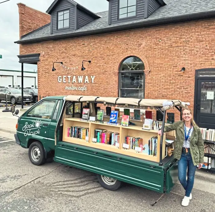 Thư viện di động Little Charity Book Truck nhắm đến đối tượng đích là thanh thiếu niên gặp hoàn cảnh khó khăn ở Mỹ - Ảnh: 