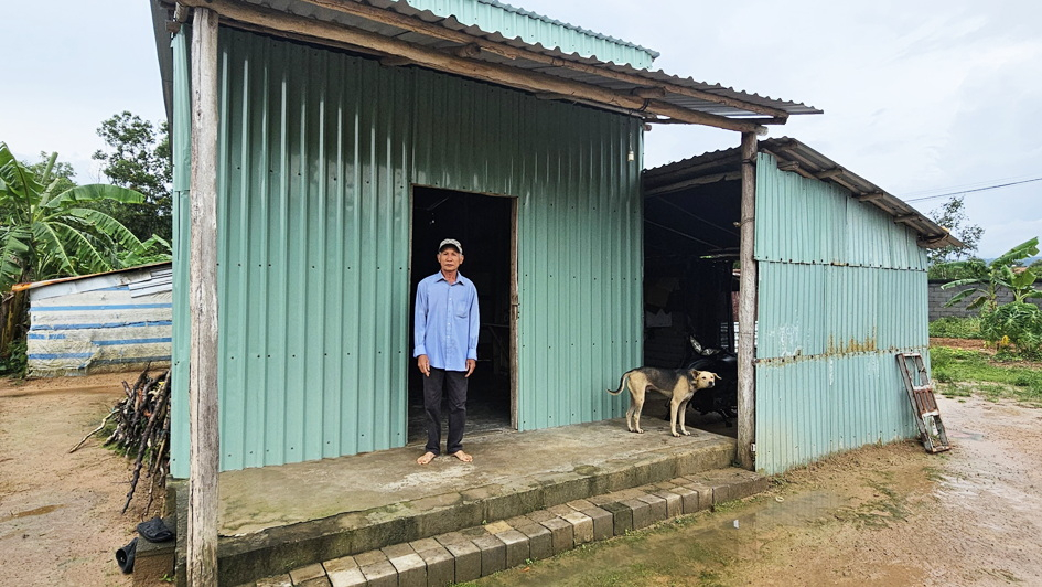 Ông Phan Bá Phát bên ngôi nhà tạm để chờ bố trí tái định cư