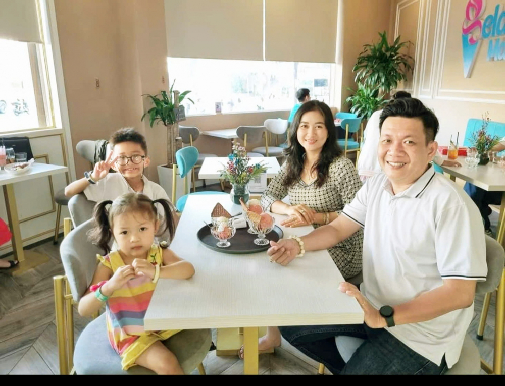 Vợ chồng chị Nguyễn Thị Thanh Tuyền tranh thủ thời gian rảnh rỗi ít ỏi để đưa các con đi ăn uống, vui chơi dịp cuối tuần - ẢNH: T.L.