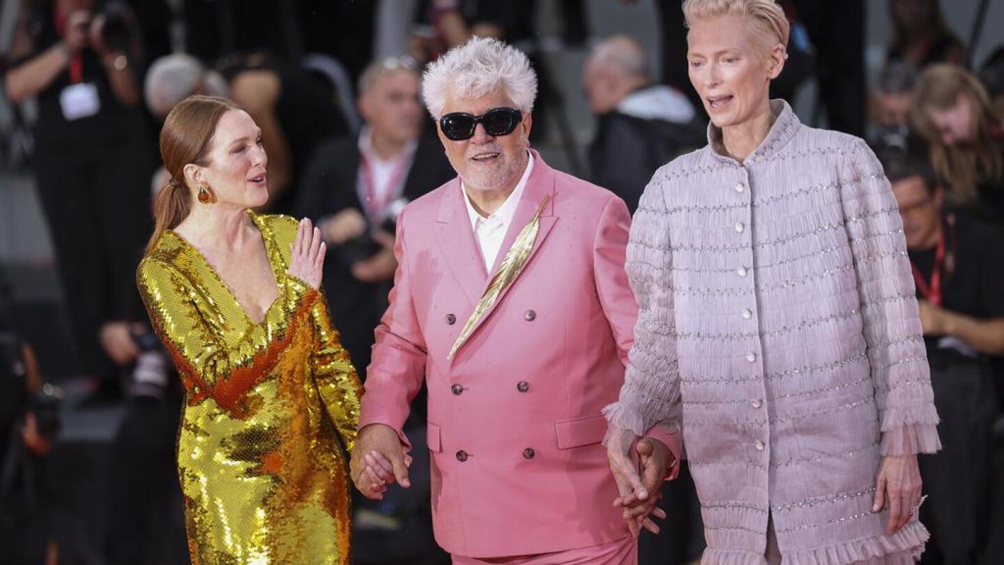 Đạo diễn Pedro Almodóvar và 2 diễn viên Julianne Moore, Tilda Swinton trên thảm đỏ LHP Venice 2024