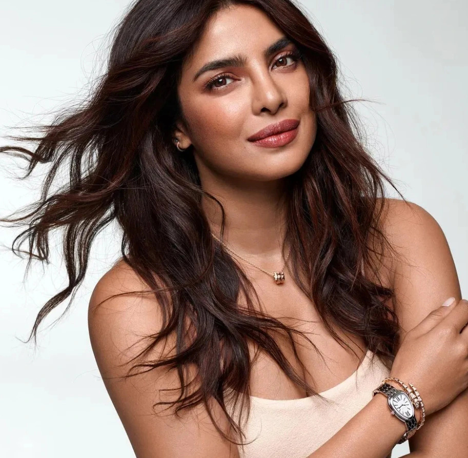 Priyanka Chopra Jonas - Ủ tóc bằng sữa chua: Để giải quyết tình trạng da đầu khô ngứa, Priyanka thường áp dụng công thức ủ tóc với các thành phần tự nhiên và dễ tìm gồm: sữa chua, nước cốt chanh và mật ong. Hỗn hợp này giúp loại bỏ gàu, giúp tóc bóng mượt, khắc phục tình trạng tóc khô, xơ rối.