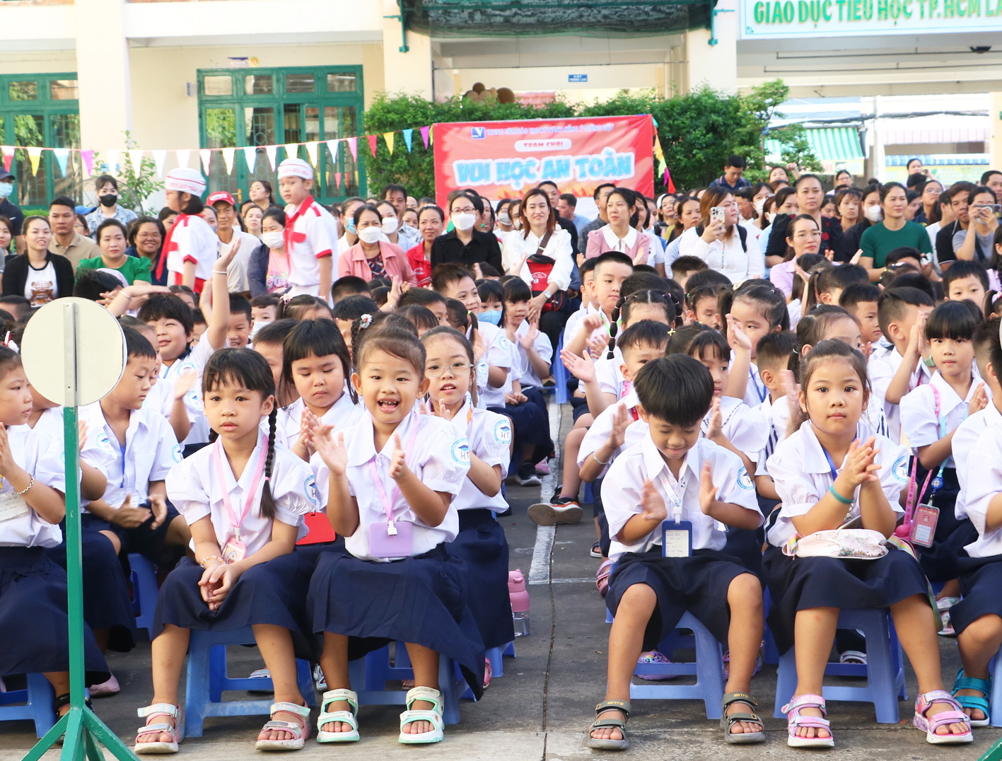 Học sinh lớp Một Trường tiểu học Hiệp Tân (quận Tân Phú) rạng rỡ trong ngày tựu trường 