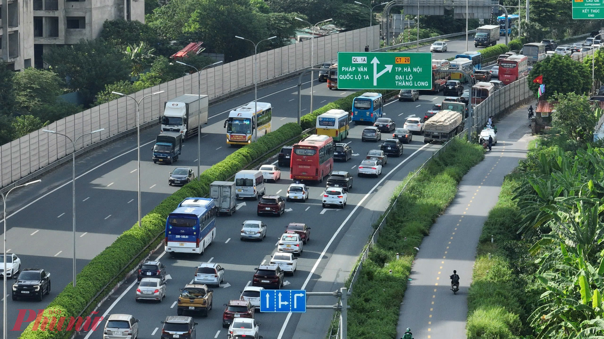 Tuy nhiên, lúc 14g - 15g tại cửa ngõ phía Nam của Thủ đô, nhiều phương tiện xếp hàng dài hướng vào Hà Nội. 