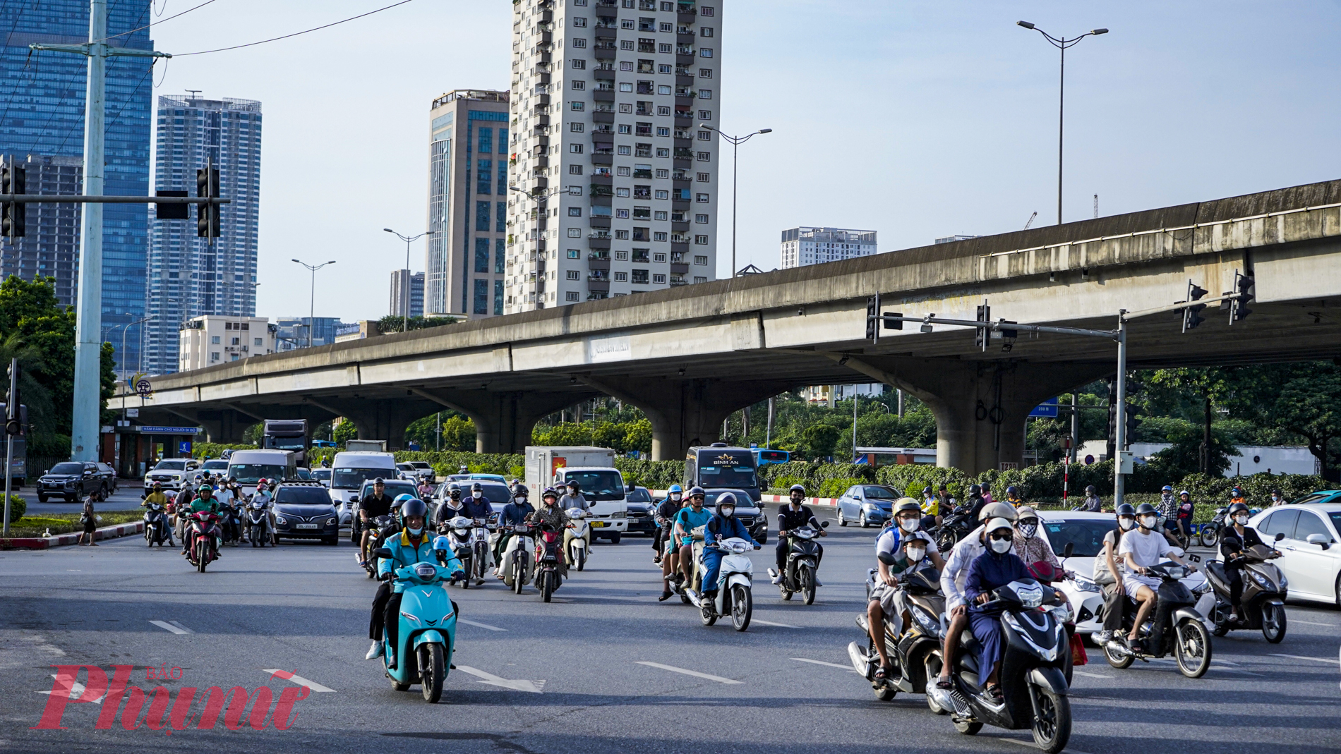 Nút giao Phạm Hùng – Trần Duy Hưng, người dân dễ dàng di chuyển theo hướng dẫn phân luồng của lực lượng cảnh sát giao thông.