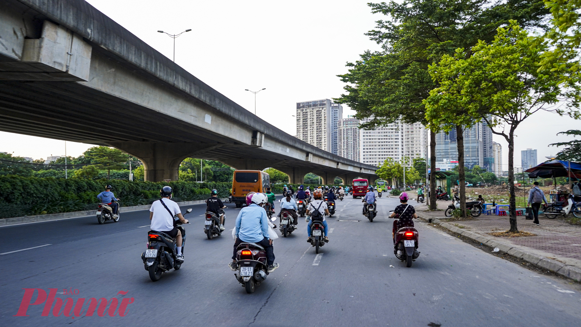 Xung quanh khu vực bến xe Mỹ Đình không còn xuất hiện cảnh phương tiện chen chúc nhích từng chút một.