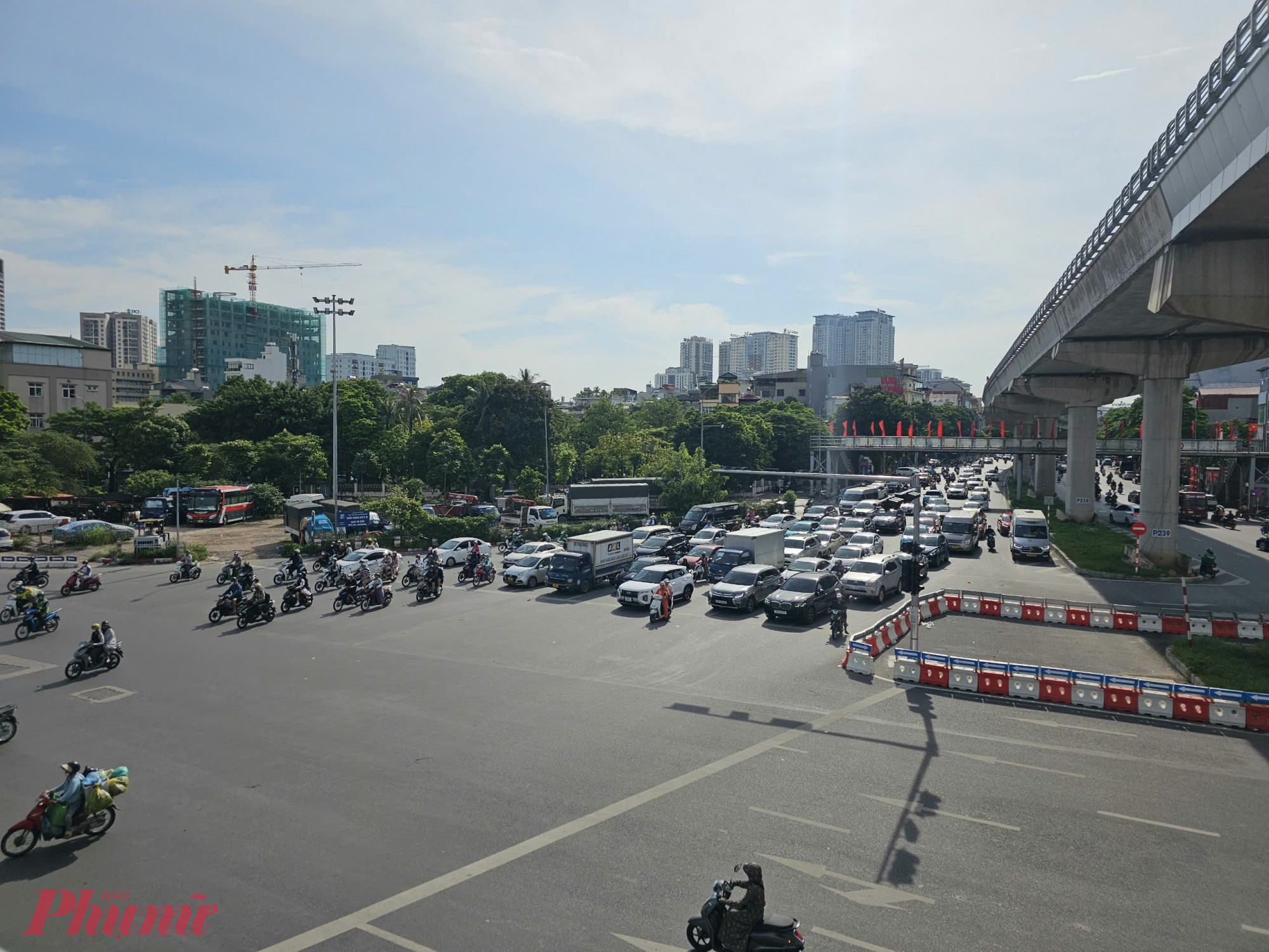 Cùng thời điểm, trong khu vục nội đô, giao thông thông thoáng “lạ thường”. Để bảo đảm giao thông đón luồng phương tiện từ các tỉnh về Thủ đô sau kỳ nghỉ lễ Quốc khánh 2/9, Phòng Cảnh sát Giao thông (Công an thành phố Hà Nội) đã ứng trực 100% quân số, chốt trực tại các tuyến giao thông cửa ngõ Thủ đô và sẽ được duy trì cho đến hết cao điểm.