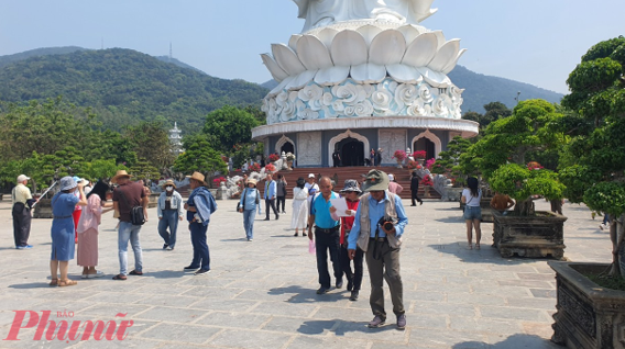 Du khách tham quan chùa Linh Ứng, bán đảo Sơn Trà