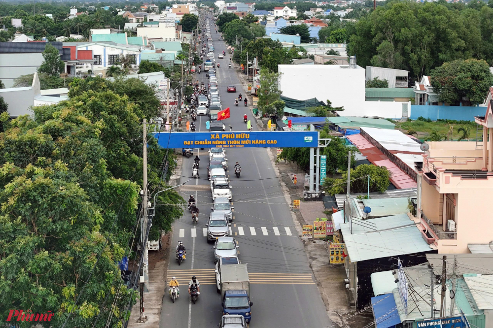 Đại diện Xí nghiệp quản lý phà Thanh niên xung phong (đơn vị quản lý phà Cát Lái) - cho biết, hôm nay, phà Cát Lái dự kiến phục vụ khoảng 70.000 lượt khách, với khoảng 300 chuyến phà. Đơn vị đã đưa 8 phà vào hoạt động, gồm 2 phà 200 tấn, 4 phà 100 tấn, 2 phà 60 tấn. Đồng thời, đơn vị đã tăng cường 50% nhân sự so với ngày thường - Ảnh: Vũ Quyền