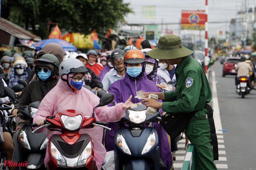 Tại khu vực làn xe máy, có khoảng 4 nhân viên của công Công ty TNHH một thành viên Dịch vụ công ích Thanh niên xung phong đứng bán vé - Ảnh: Vũ Quyền