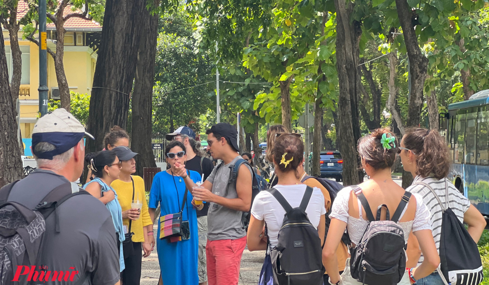 Khách quốc tế tham quan các di tích tại TPHCM. Ảnh: Quốc Thái