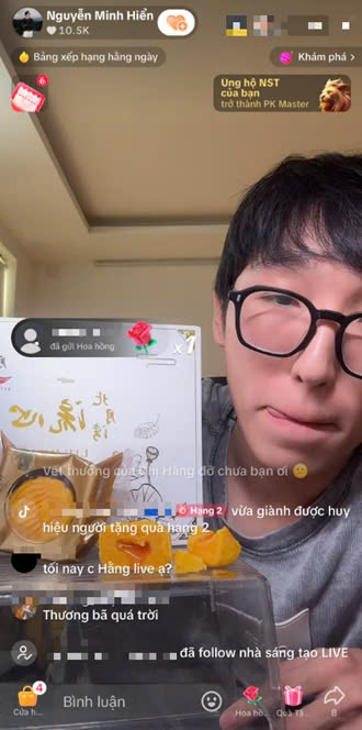 Nguyễn Minh Hiển lần đầu livestream thay chị gái bán hàng - Ảnh: nhân vật cung cấp