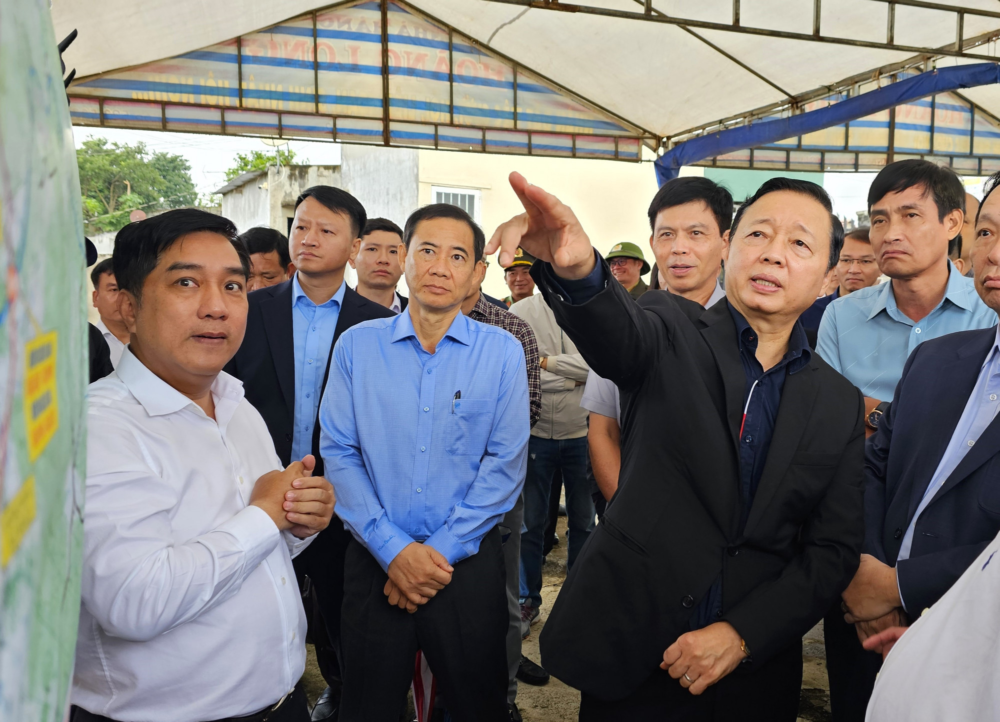 Phó thủ tướng Trần Hồng Hà trong buổi khảo sát, nghe báo cáo những khó khăn trong việc triển khai dự án cao tốc của tỉnh Lâm Đồng.