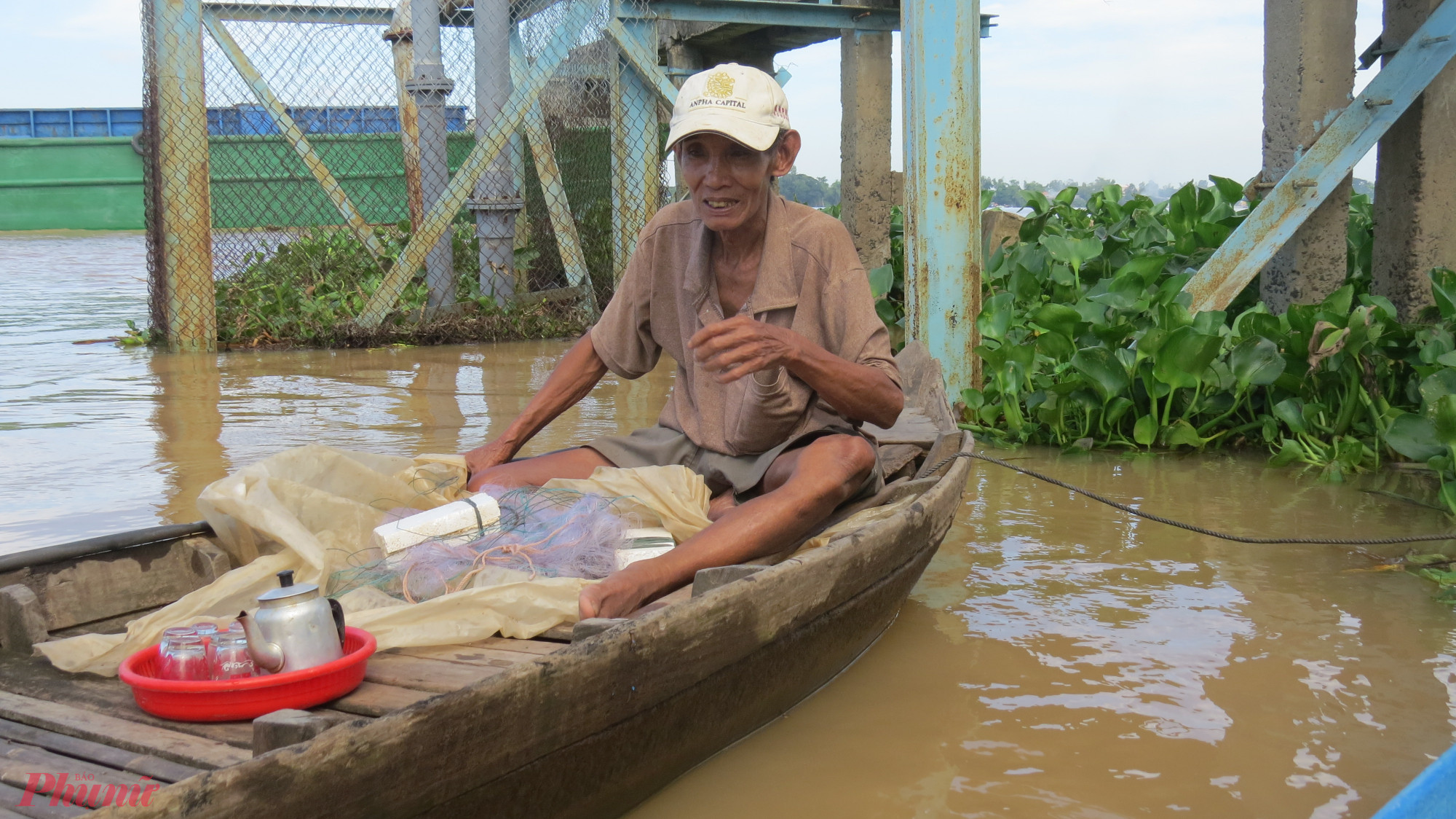 Sau khi thả lưới chú Ba ngồi chờ đợi ở ven sông Vàm Nao gần bến đò Thuận Giang. Chú kể những câu chuyện về nghề “bà cậu” (nghề kiếm sống trên sông nước) và hát những câu ca cải lương về con người, vùng đất nơi đây. Chú Ba cho biết những câu hát đờn ca này đều do chính bản thân chú tự nghĩ ra và hát. Ở miền Tây Nam bộ, người dân thường tự mình đàn và hát về cuộc sống, con người, vùng đất… theo những giai điệu sẵn có.