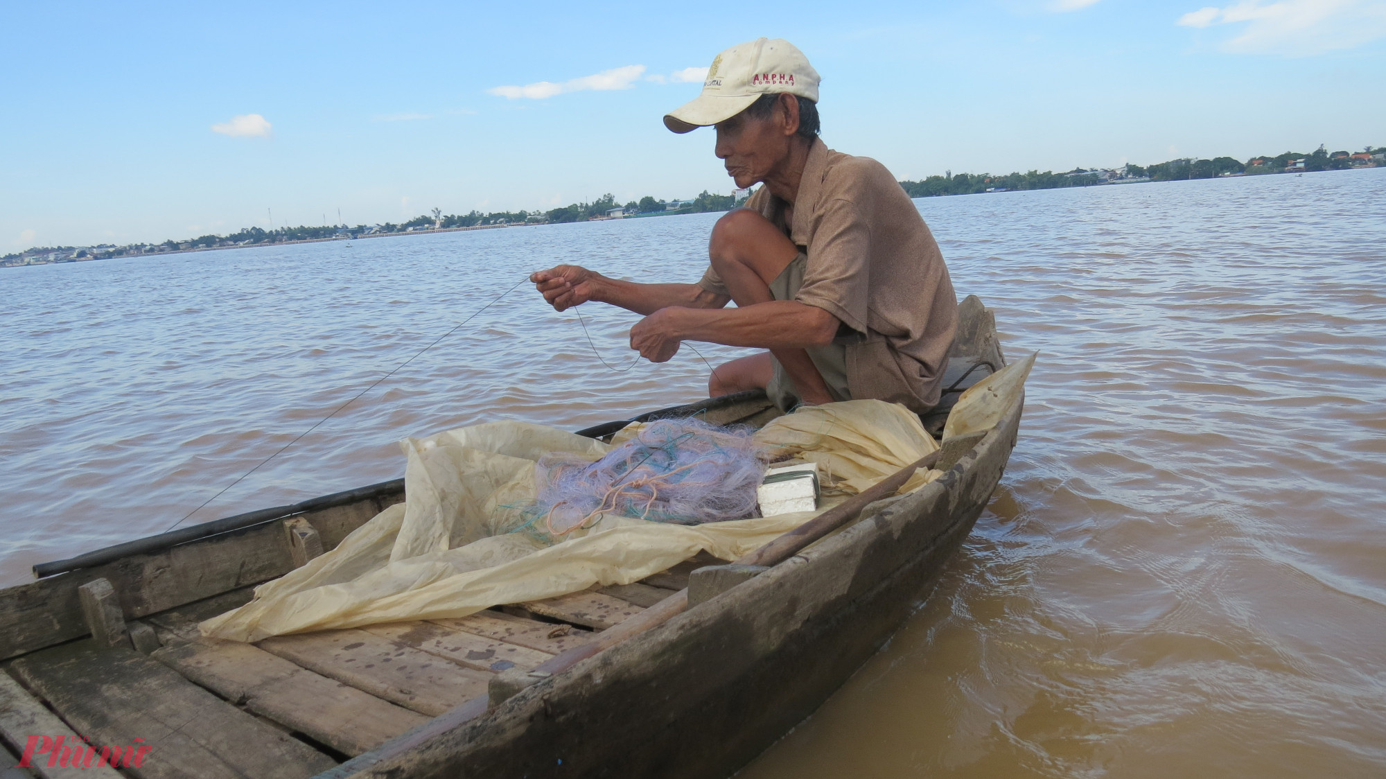 Chú Ba cũng thả lưới ven sông Vàm Nao. Do hiện nay tuổi cao, chú Ba hiện không còn thả những tay lưới dài và sâu như trước nữa. Với nhiều người dân miền Tây, Vàm Nao là dòng sông dữ vì sâu và sóng lớn, khó đánh bắt.