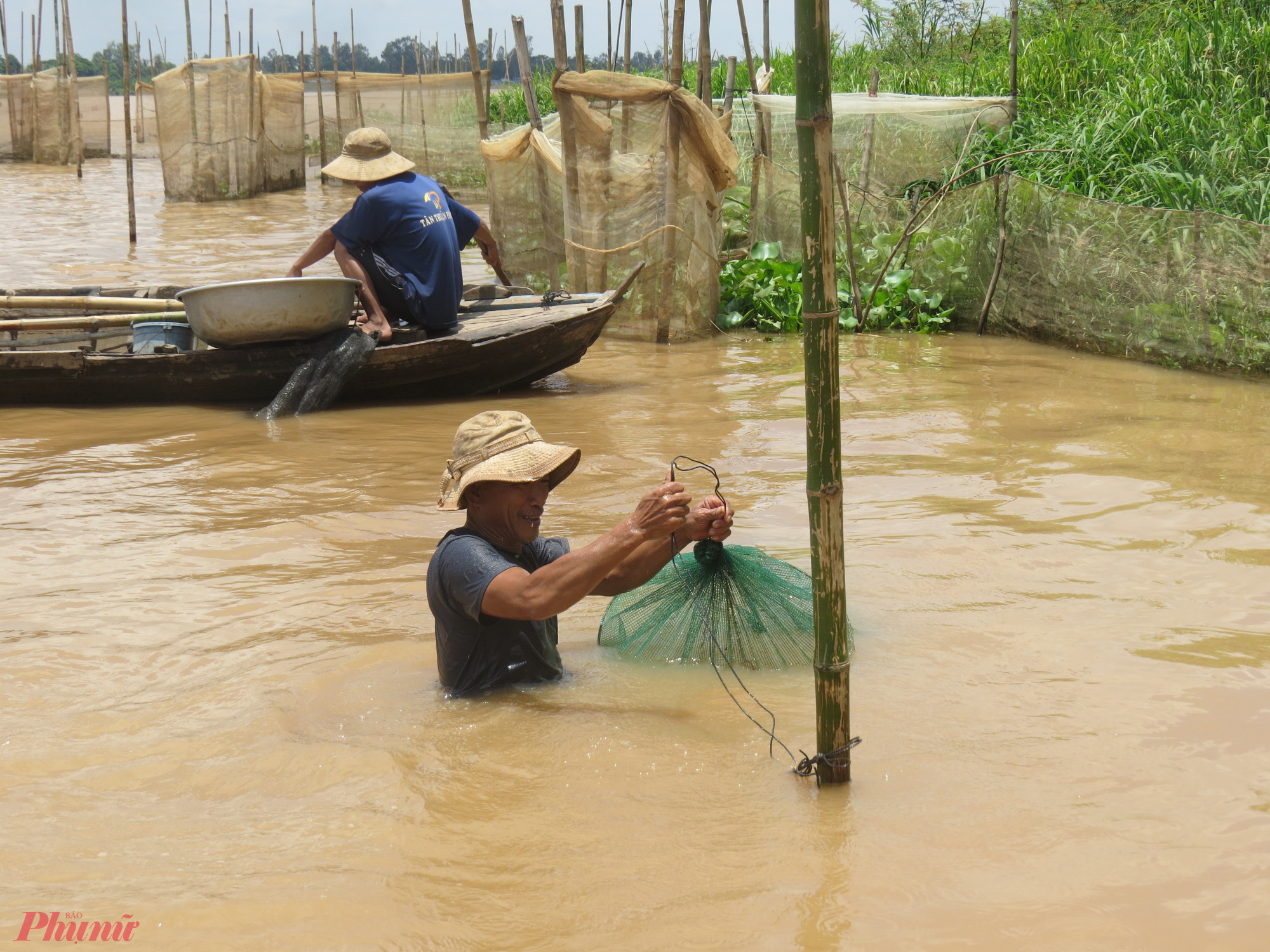 Ven sông Vàm Nao ngư dân thường cắm cọc, giăng lưới để thả dớn, một loại ngư cụ cũng khá phổ biến ở vùng này. Nghề đóng dớn thường phát triển ở các kênh rạch nhỏ, đồng nước nhưng cũng có số ít đóng ở đoạn sông lớn.