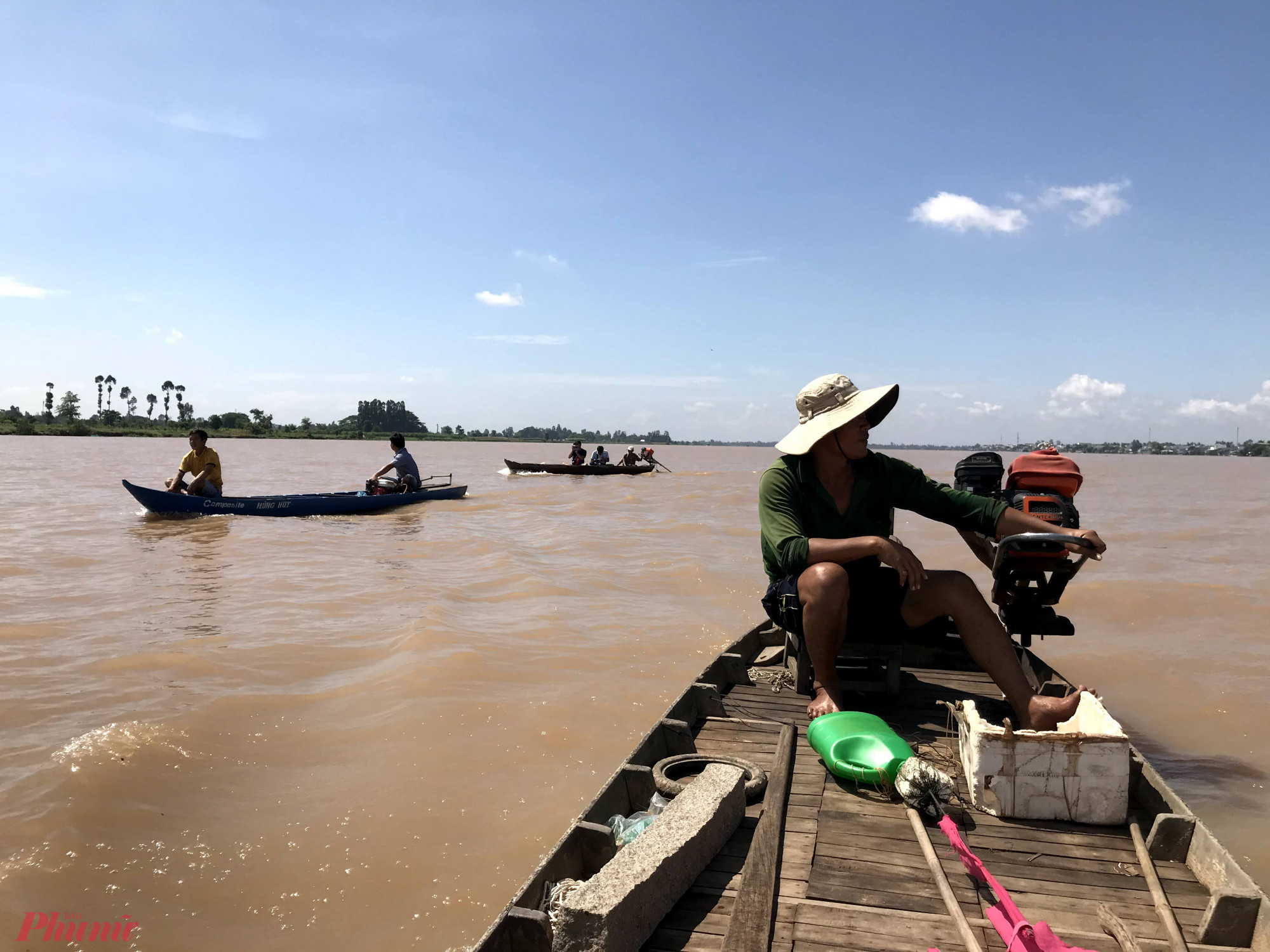 3: Theo chú Ba, mùa con nước đỏ là thời điểm đánh bắt thuận lợi của ngư dân. Lúc này cá tôm từ thượng nguồn đổ về nhiều khiến ghe thuyền ra các sông lớn thả lưới khá đông đúc. Dù có chiều dài rất ngắn nhưng sông Vàm Nao lại khá rộng, có đoạn dài gần cả cây số. Mực nước sâu vài chục mét nên ngư dân hầu như chỉ thả lưới trên sông. Các đoạn lưới này thường dài khoảng vài trăm mét.