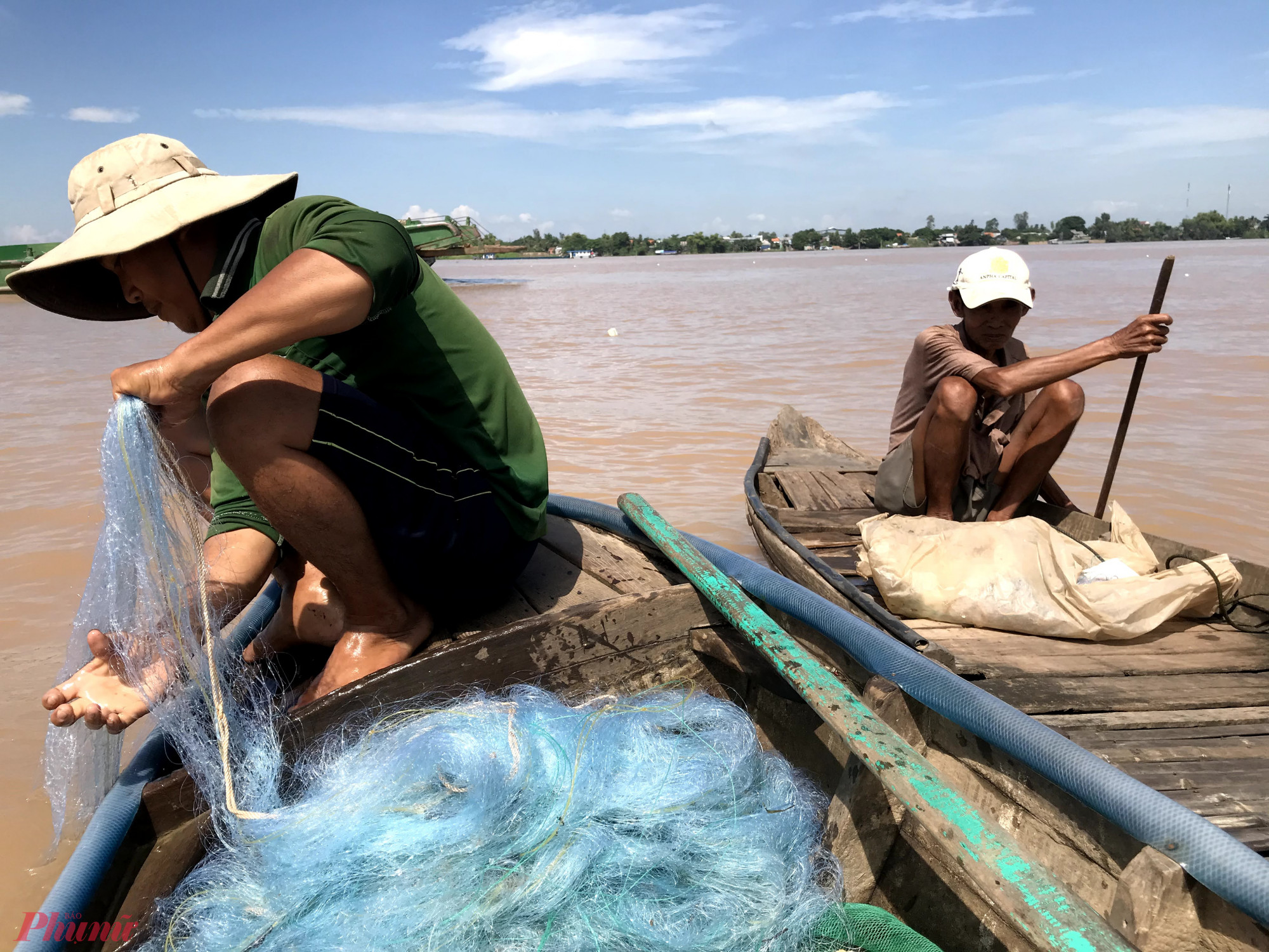 Dù có chiều dài rất ngắn nhưng sông Vàm Nao lại khá rộng, có đoạn dài gần cả cây số. Mực nước sâu vài chục mét nên ngư dân hầu như chỉ thả lưới trên sông. Các đoạn lưới này thường dài khoảng vài trăm mét. Một chú cá mè vinh vừa dính lưới. Mùa nước đỏ thì ngư dân thường đánh bắt được cá mè vinh, cá lăng, cá chốt, cá hú, cá he… Đây đều là các loại cá đặc sản của vùng sông nước Vàm Nao.