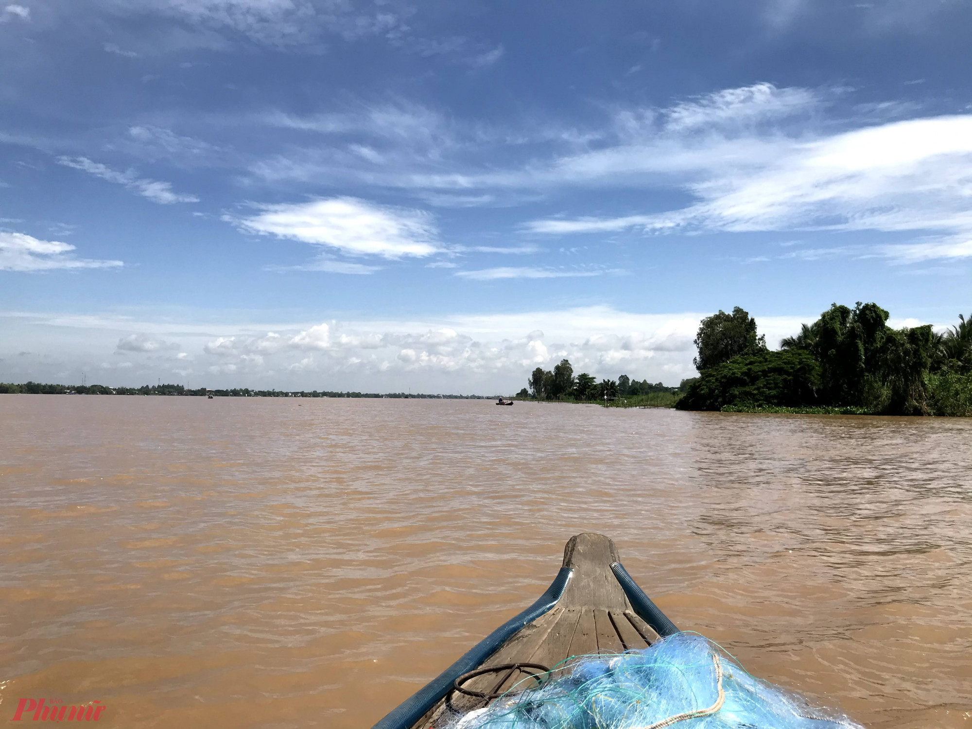 Ghe ra tới sông Tiền rộng lớn. Đây là khu vực ngã ba sông Tiền và sông Vàm Nao nên mặt nước càng rộng lớn mênh mông. Phía xa xa là bến đò Thuận Giang nổi tiếng nối huyện Chợ Mới và Phú Tân (tỉnh An Giang). 3: Theo chú Ba, mùa con nước đỏ là thời điểm đánh bắt thuận lợi của ngư dân. Lúc này cá tôm từ thượng nguồn đổ về nhiều khiến ghe thuyền ra các sông lớn thả lưới khá đông đúc.