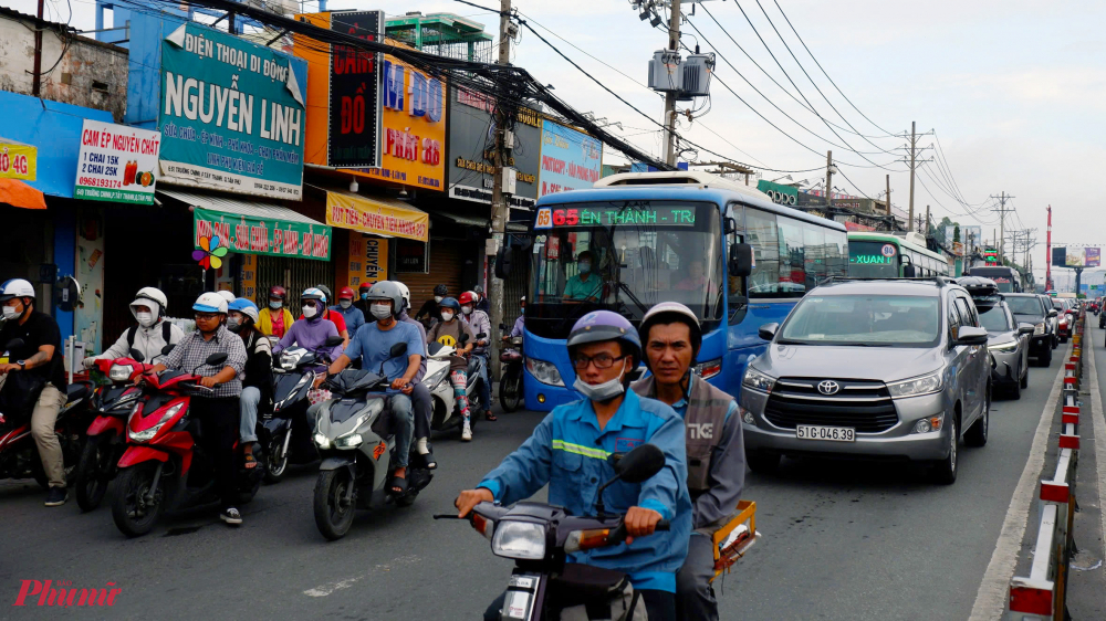 Người dân vất vả di chuyển trên đường Trường Chinh, đoạn nút giao với đường Cộng Hòa đến nút giao với đường Âu Cơ - Ảnh: Vũ Quyền
