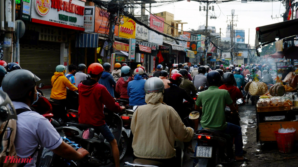 Các phương tiện di chuyển chậm chạp trên đoạn đường Tân Kỳ - Tân Quý, đoạn gần nút giao với đường Lê Trọng Tấn đến điểm giao với đường Trường Chinh, quận Tân Bình - Ảnh: Vũ Quyền
