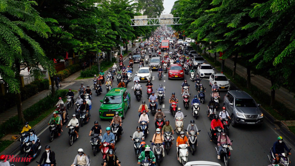 Trên đường Hoàng Văn Thụ, quận Tân Bình ô tô, xe máy di chuyển kín mặt đường - Ảnh: Vũ Quyền