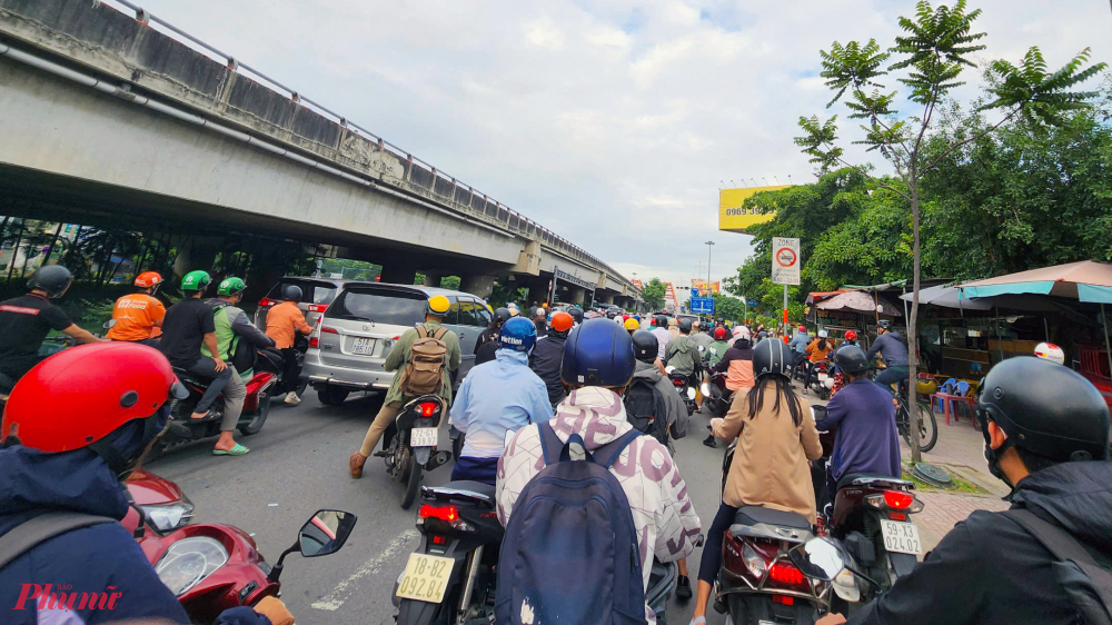 Đường Phạm Văn Đồng, TP Thủ Đức các xe di chuyển vào trung tâm thành phố rất khó khăn. Khu vực vòng xoay dưới chân cầu Bình Lợi, lực lượng chức năng phải đứng điều tiết giao thông - Ảnh: Vũ Quyền