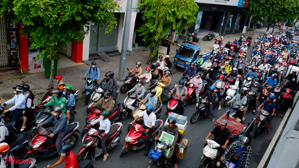 Nhiều người mướt mồ hôi khi di chuyển vào trung tâm thành phố trong ngày đầu tiên đi làm sau kì nghỉ lễ 2/9 - Ảnh: Vũ Quyền