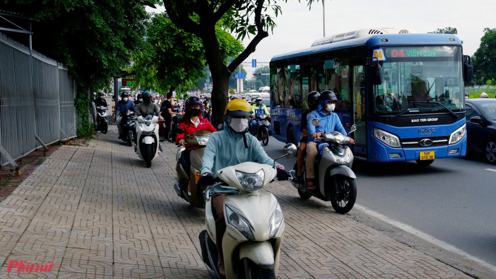 Do lượng phương tiện đông đúc, nhiều người dân phải di chuyển lên vỉa hè trên đường Cộng Hòa - Ảnh: Vũ Quyền