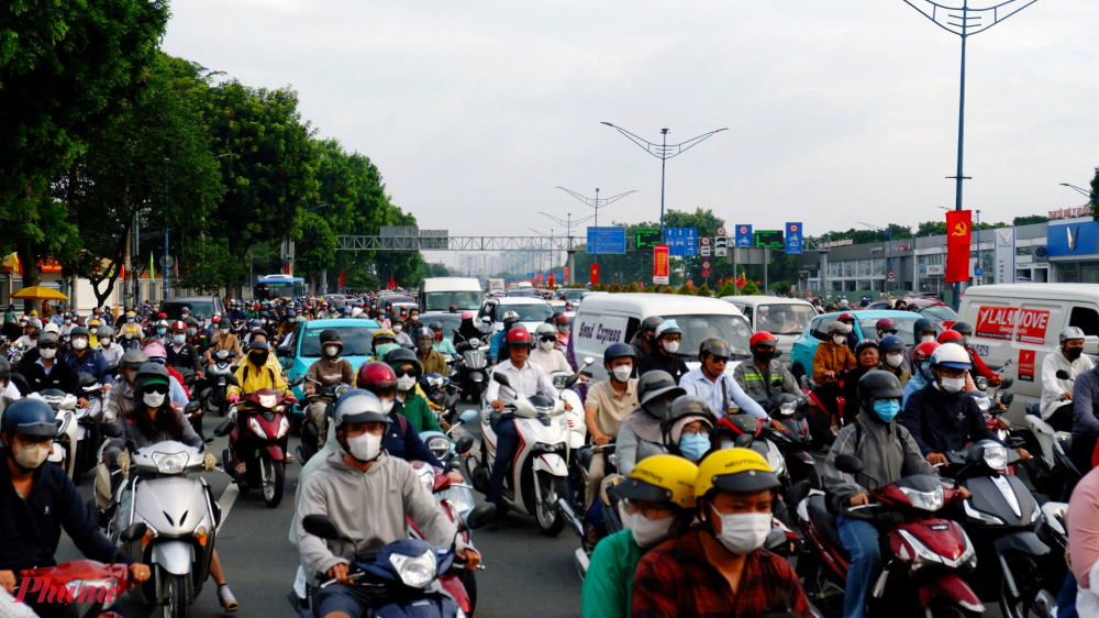 Sáng ngày 4/9, nhiều tuyến đường TPHCM xảy ra ùn ứ, các phương tiện chen chúc di chuyển vào trung tâm thành phố. Hôm nay cũng là ngày đầu tiên người dân đi làm lại sau dịp nghỉ lễ 2/9. Ảnh chụp trên đường Trường Chinh, quận Tân Bình - Ảnh: Vũ Quyền