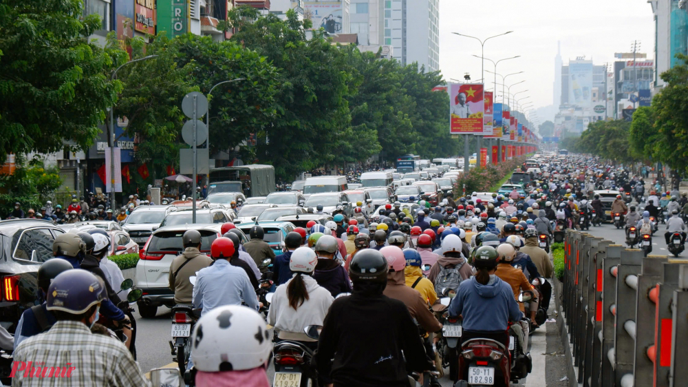 Đường Cộng Hòa, quận Tân Bình xảy ra ùn ứ, các phương tiện nhích từng chút một - Ảnh: Vũ Quyền