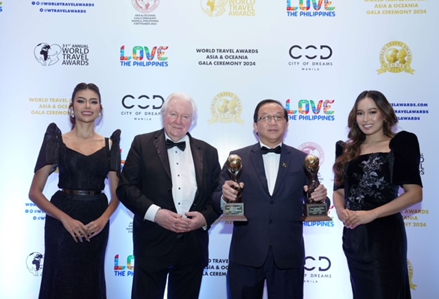 Ông Graham Cooke (thứ hai từ trái sang) - nhà sáng lập và chủ tịch World Travel Awards - chúc mừng Vietjet và trao cúp cho ông Đỗ Xuân Quang - Phó tổng giám đốc Vietjet - Ảnh: Vietjet