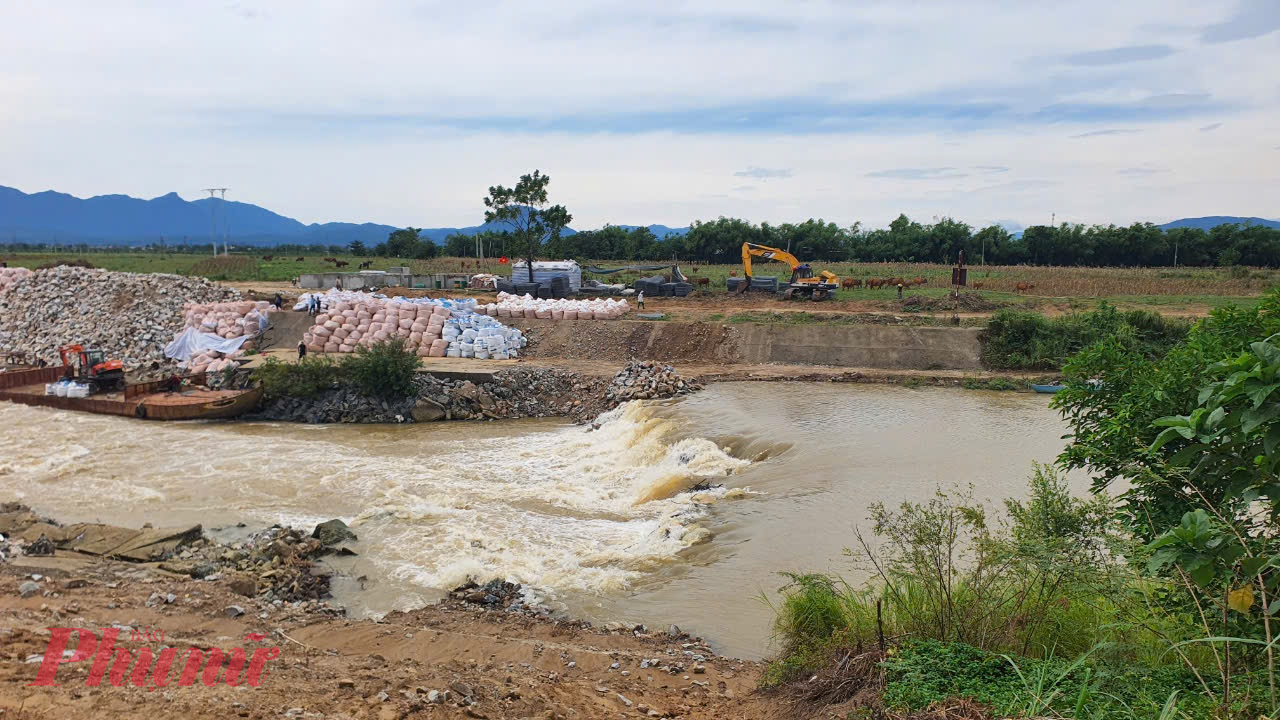 Ông Long cho biết: Việc Dawaco đắp đập tạm tại vị trí hiện tại không đúng trong hồ sơ phê duyệt báo cáo kỹ thuật. Người dân sợ thi công trong mùa mưa sẽ lại ngăn dòng và gây ra sạt lở tiếp.