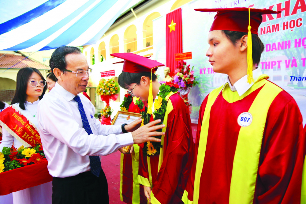 Ông Nguyễn Văn Nên - Ủy viên Bộ Chính trị, Bí thư Thành ủy TPHCM - trao thưởng cho những học sinh xuất sắc trong kỳ thi tốt nghiệp THPT  và tuyển sinh đại học năm 2024 ở Trường THPT chuyên Lê Hồng Phong nhân lễ khai giảng năm học mới 2024-2025, ngày 5/9 - ẢNH: NGUYỄN LOAN